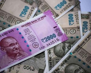 Rupee slips 11 paise to 69.61 vs USD in early trade