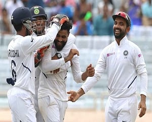 Spinners run through SA middle order
