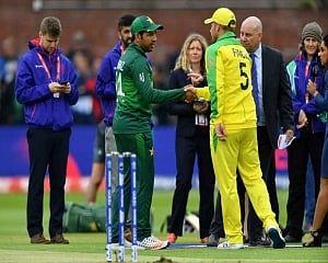 Sarfaraz wins toss, elects to bowl against Australia