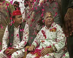 SC notice to CBI in disproportionate assets case against former UP  CMs Mulayam, Akhilesh