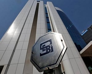 SEBI bars commodity trading by Motilal Oswal, IIFL in NSEL scam