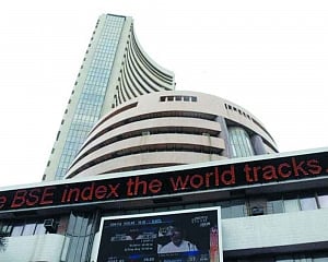 Sensex advances on positive global lead