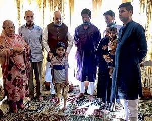 Shah reviews security situation in Kashmir;meets family of cop killed in Anantnag terror attack  Srinagar