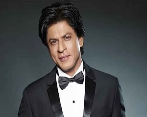 Shah Rukh explores Dubai's City Walk