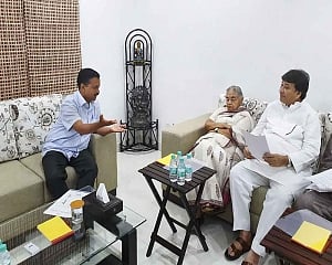 Sheila Dikshit meets Delhi CM, raises power and water supply-related issues