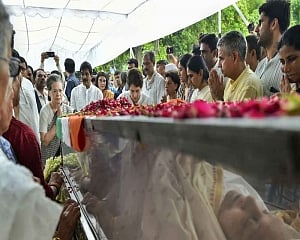 Sheila Dikshit's last journey begins; mortal remains taken to Cong headquarters