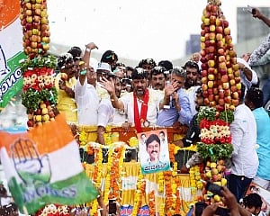Shivakumar accorded tumultuous welcome by supporters in B'luru