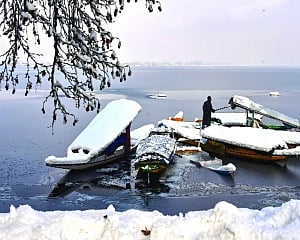 Snowfall, rain batter J&K
