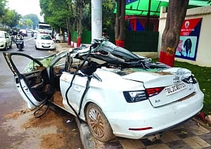 Speeding dumper falls on Audi, 3 of family killed