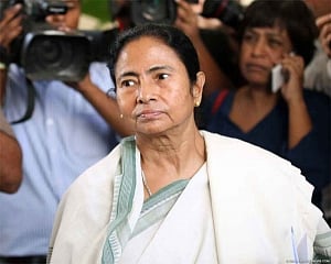 Striking doctors meet West Bengal Governor, seek intervention