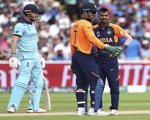 Surprised that there are questions on Dhoni's batting everyday: Bangar