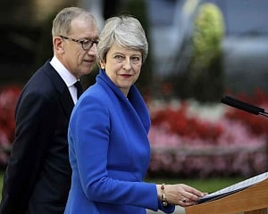 Theresa May heads to Buckingham Palace to resign