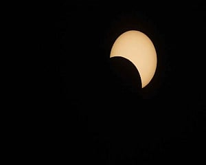 Thousands marvel as total eclipse darkens Chile, Argentina