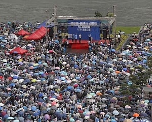 Thousands rally to support Hong Kong police