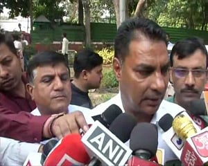 Three independent MLAs meet JP Nadda, offer support