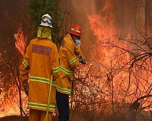 Tourists, firefighters flee as new heatwave fans Australia blazes