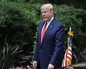 Trump fails to recognise his gift to Queen Elizabeth II, Melania comes to rescue