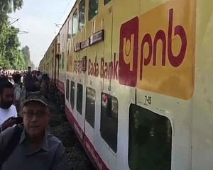 Two coaches of Lucknow-Anand Vihar train derail in UP