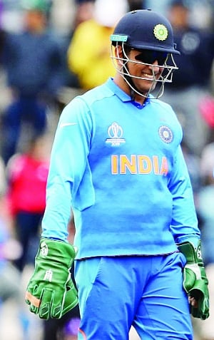 United stand for Dhoni’s ‘balidan’