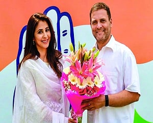 Urmila joins Cong