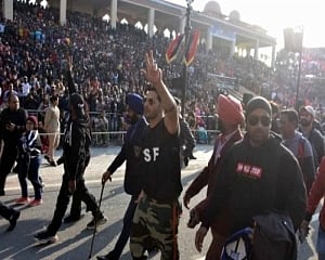 Vicky, Yami, Varun celebrate R-Day at Attari-Wagah border