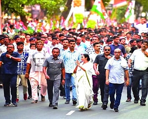 Violence robs Bengal a day’s campaign