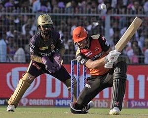 Warner, Shankar lead Sunrisers to competitive 181/3 against KKR