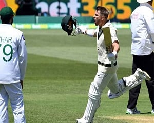Warner bags double ton, Smith shatters record as Pakistan suffer