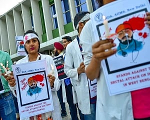 WB doctors in no mood to relent despite Mamata offer