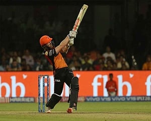 Williamson's final over onslaught lifts SRH to 175/7 against RCB