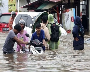 Indonesia floods leave two dozen dead, several missing: official