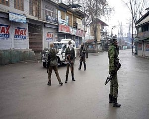 2 militants, 1 CRPF jawan dead in gunbattle outside Srinagar
