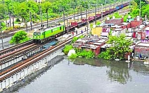48,000 jhuggis along rail tracks in Delhi to be razed in 3 months