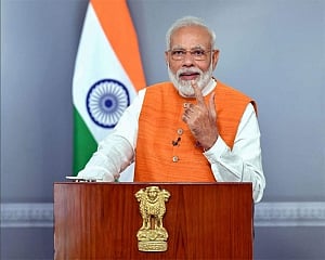 Act as link between govt and people: PM to print media