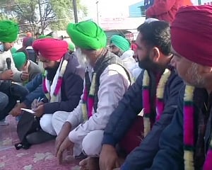 Agitating farmers begin day-long fast, to intensify protest against farm laws