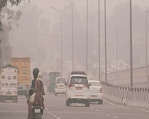 Air quality in Delhi falls to lower end of very poor category