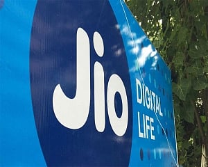 Airtel, Jio to continue gaining market share due to VodaIdea's worsened financial health