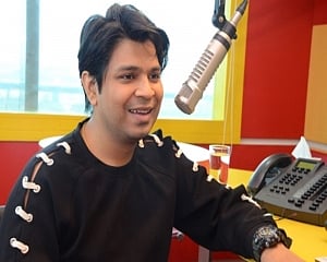 Ankit Tiwari unveils new romantic single 'Taarifein'