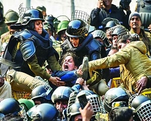 Anti-CAA agitators scuffle with cops