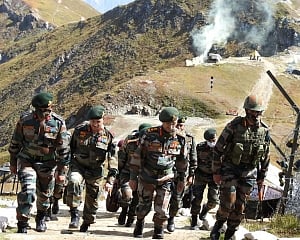 Army chief reviews preparedness, winter deployment on LoC