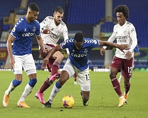 Arsenal loses to Everton 2-1 for seventh game without a win