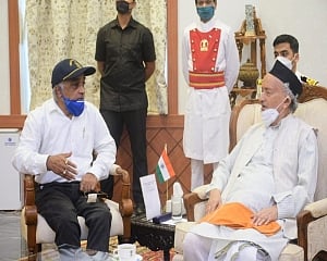 Assault case: Ex-Navy man meets Maharashtra governor