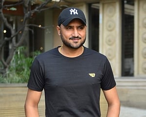 Aussie off-spinner Lyon traps batsmen with bounce: Harbhajan