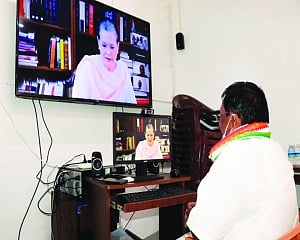 BJP spreading virus of  communal prejudice  and hatred, says Sonia