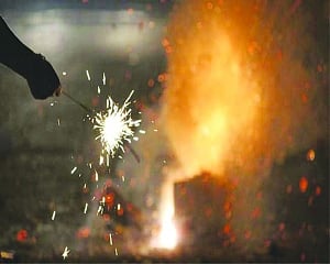 Bursting firecrackers to invite 6-yr jail, Rs 1L fine: Delhi Govt
