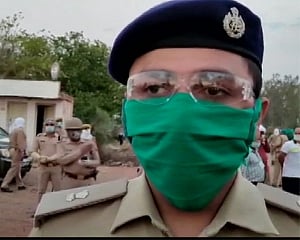 Bus row: Priyanka's aide, UP Cong chief booked for 'forgery'