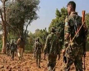 C'garh: 4 Naxals, one police official killed in encounter