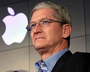 CEO Tim Cook sees pay ebb along with Apple performance