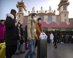 China allows non-residents of Wuhan to leave virus centre