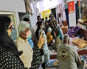 Delhi social welfare minister, DCW chief conduct surprise inspection at old age home